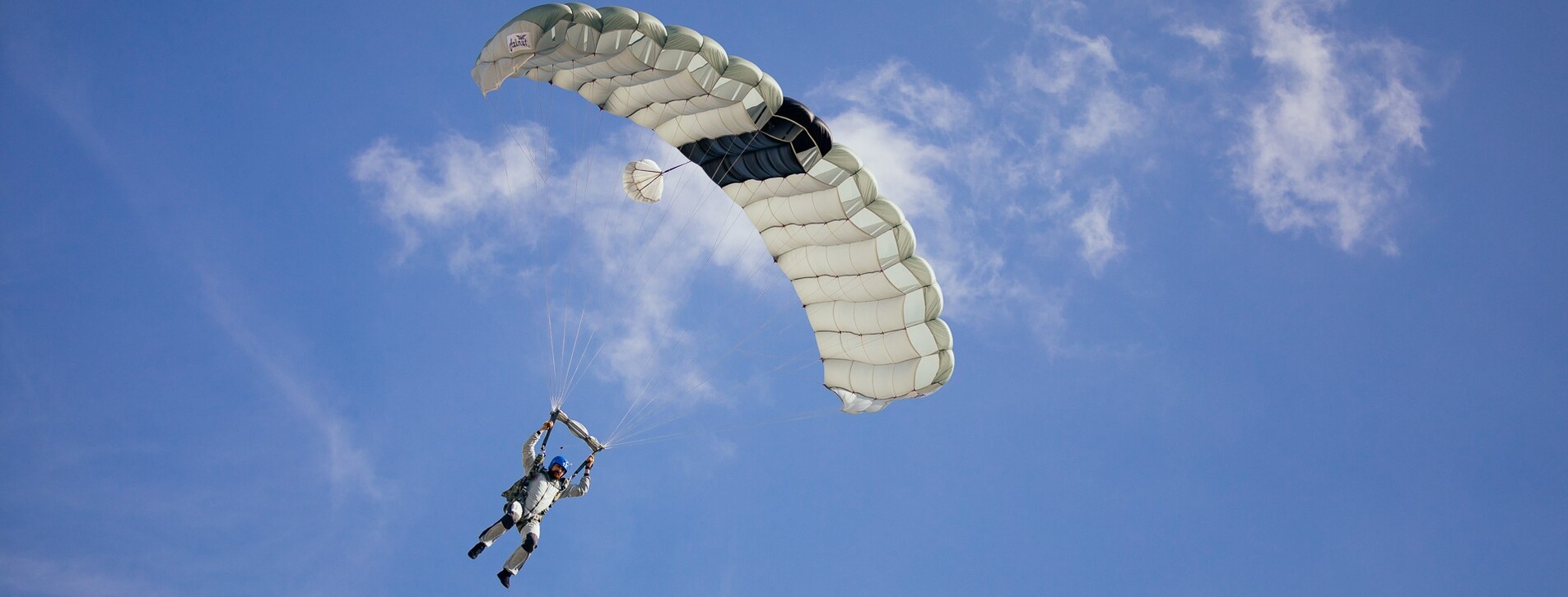 Фото 1 - Стрибок із парашутом